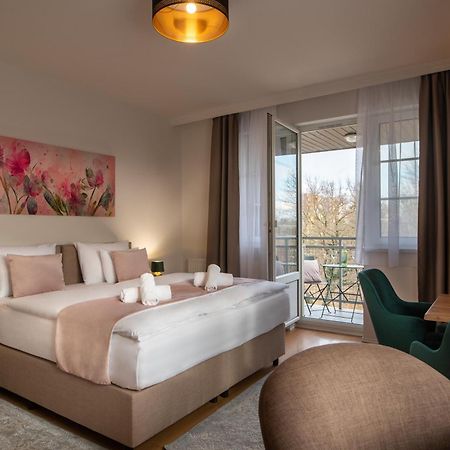 Holdvirag Hotel Sarvar Bilik gambar