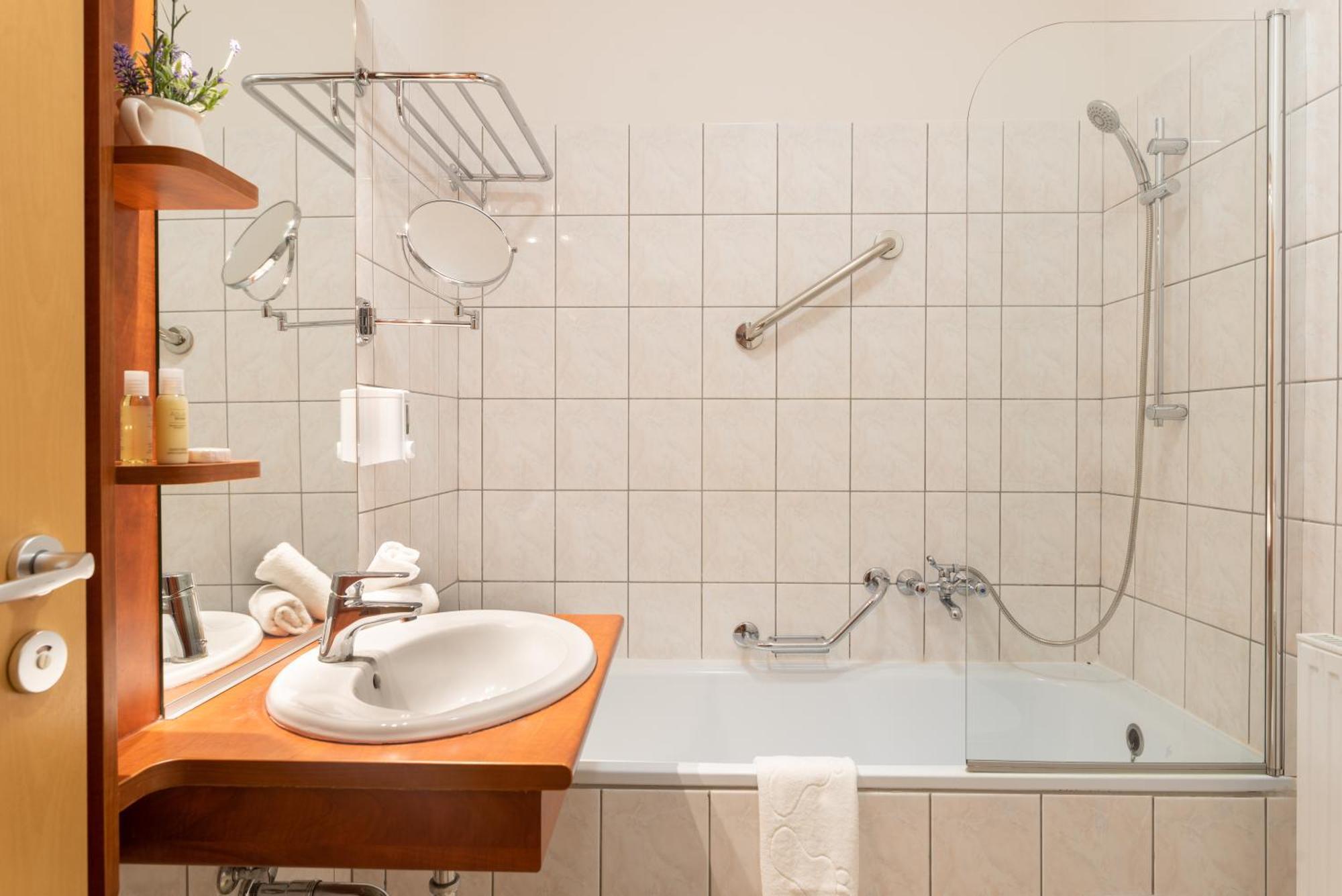 Holdvirag Hotel Sarvar Bilik gambar