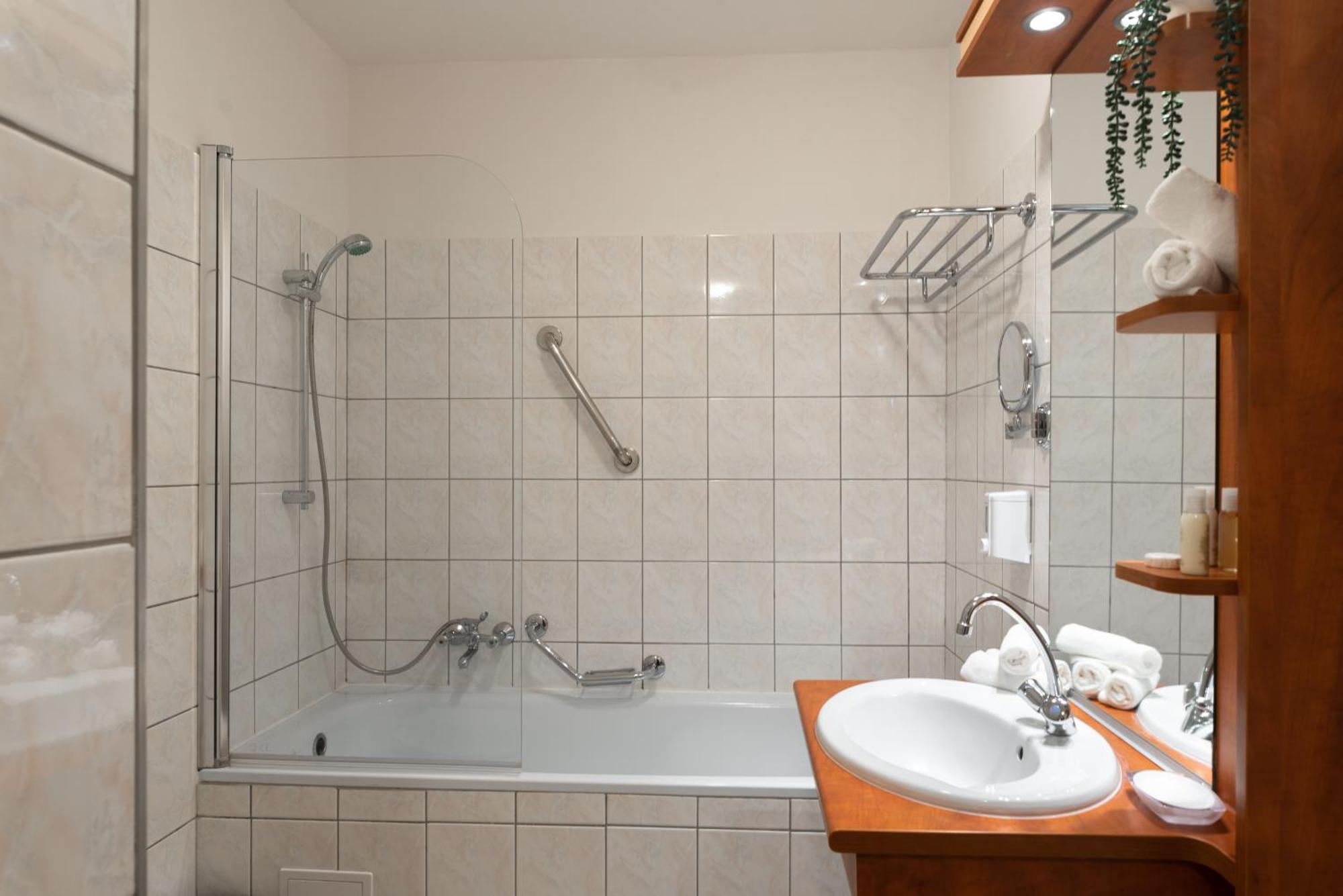 Holdvirag Hotel Sarvar Bilik gambar